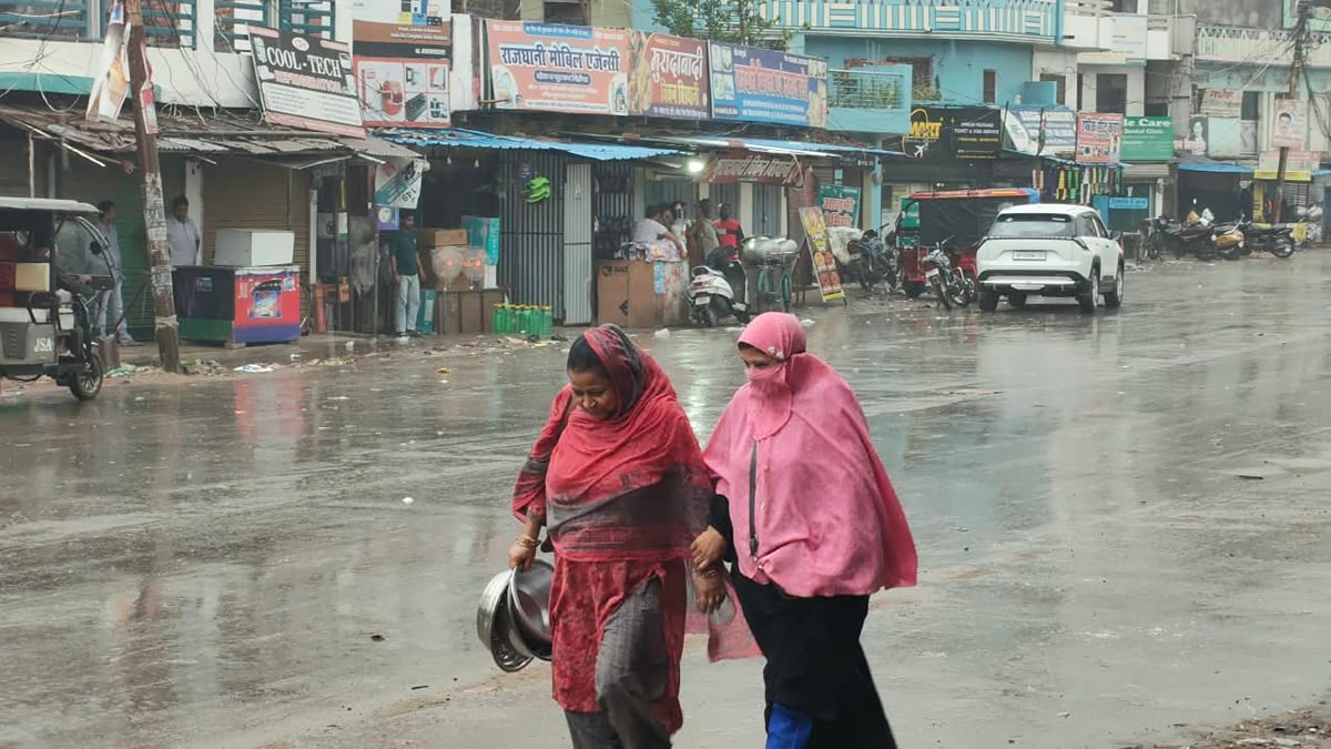 Ballia News: गरज-चमक व तेज हवा के झमाझम बारिश से 30 मिनट तक ठहरा रहा यातायात