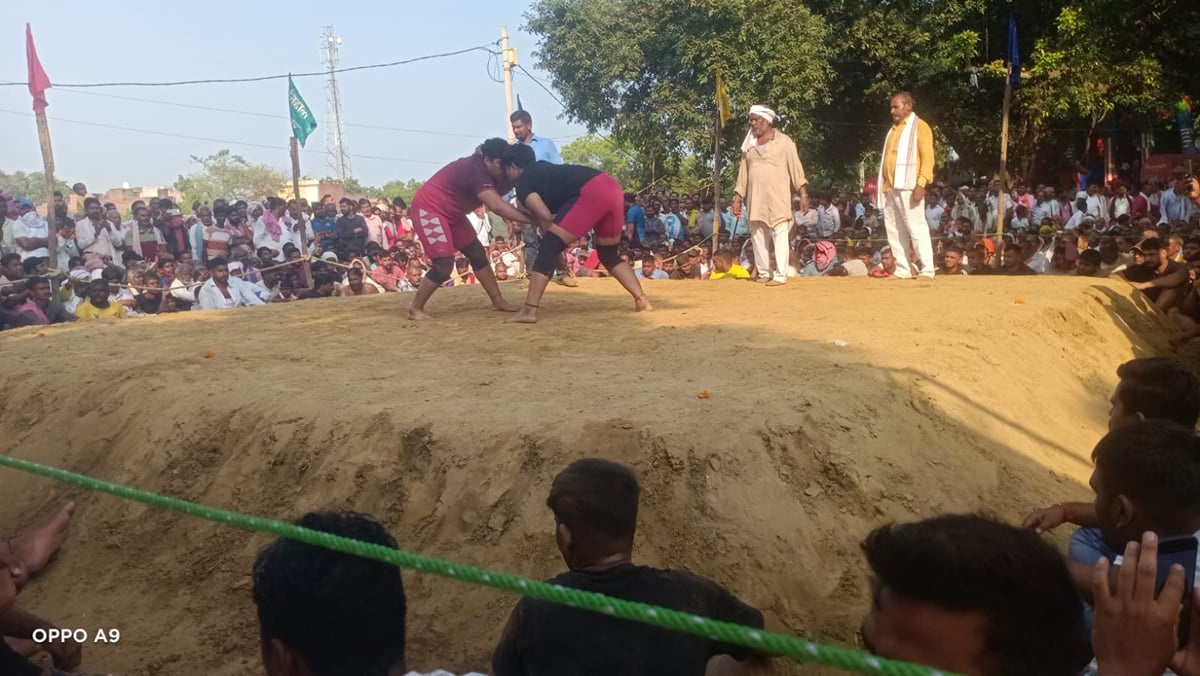 Mirzapur News: दो लाख रुपये की इनामी कुश्ती बराबरी पर छूटी
