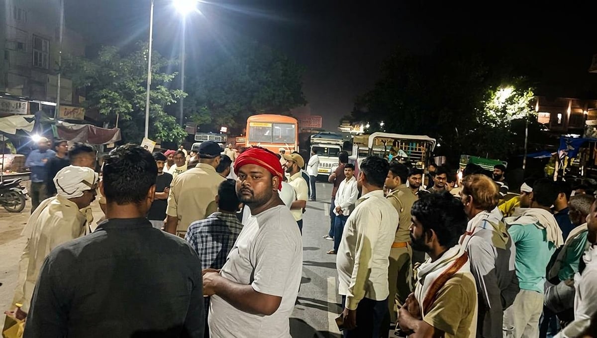 Hathras News: मंडी का गेट बंद होने पर भड़के किसान, लगा जाम