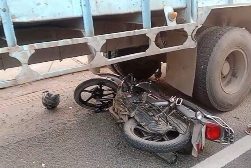 Chandauli News: खड़े ट्रक से टकराई बाइक, गाजीपुर के युवक की मौत