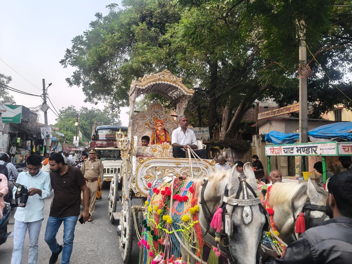 Agra News: बैंडबाजों के साथ निकली गणेश शोभायात्रा, गूंजे जयकारे