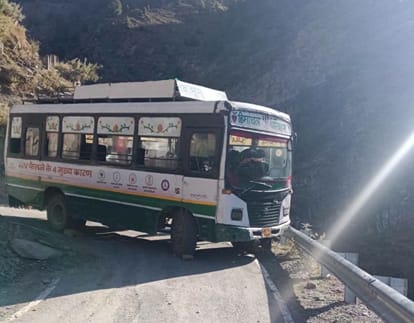 भरमौर की सड़कों पर खराब खड़ी सरकारी बस। जागरूक पाठक।