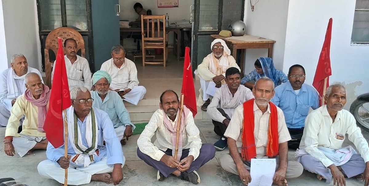 Bhadohi News: वामदल के कार्यकर्ताओं ने सीओ कार्यालय के बाहर दिया धरना