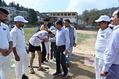 बनीखेत के पधर मैदान में स्वच्छता स्पोर्ट्स लीग के पहले दिन के मुकाबलों में भाग लेती क्रिकेट टीम