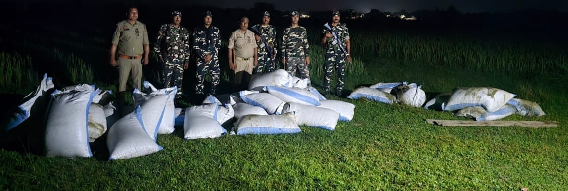 बरामद चाइनीज कद्दू बीज के साथ संयुक्त टीम। स्रोत एसएसबी