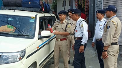 चंबा में निरीक्षण के दौरान स्कूल वैन में लगे अग्निशमन यंत्र को चेक करते डीएसपी और टीम। जागरूक
