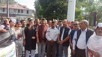 चंबा उपायुक्त गेट के पास परिसर में प्रदर्शन करते कांग्रेस के पदाधिकारी और अन्य।संवाद
