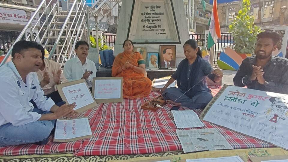 Ujjain: Gandhian-Style Protest Against SIR, Protesters Spin Charkha and Demand CEC Gyanesh Kumar’s Resignation