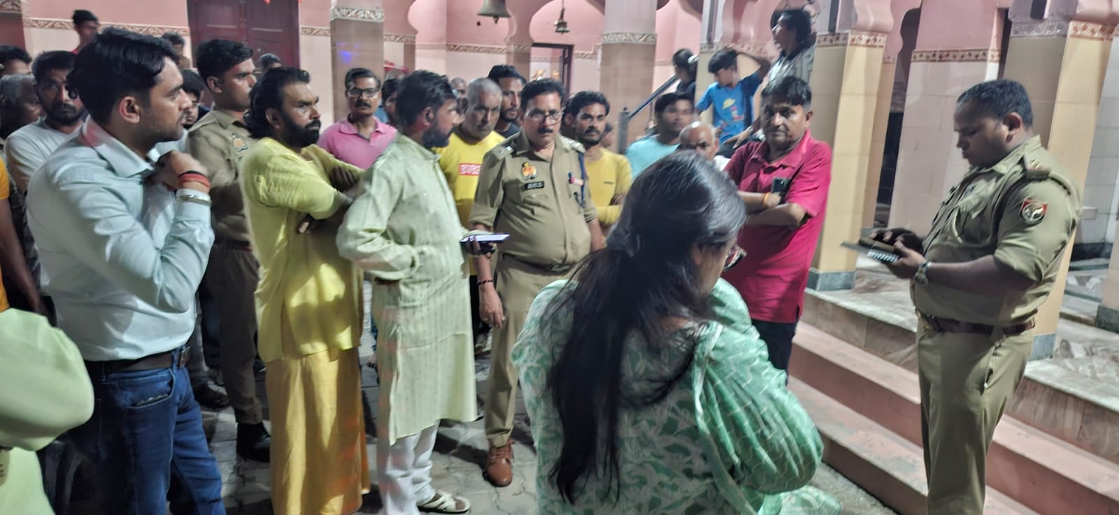 Slug Fish Bulandshahar News:सरभन्ना के मंदिर में मछली मिलने से ग्रामीणों में रोष ...