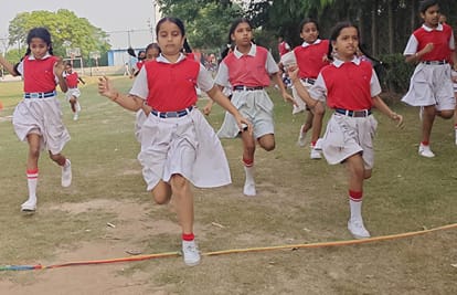 छावनी स्थित रिवरसाइड डीएवी पब्लिक स्कूल में खेल प्रतियोगिता में दौड़ लगाती छात्राएं। स्कूल