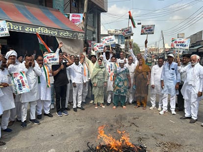 डॉ. भीमराव आंबेडकर चौक पर पुतला दहन करते हुए। 