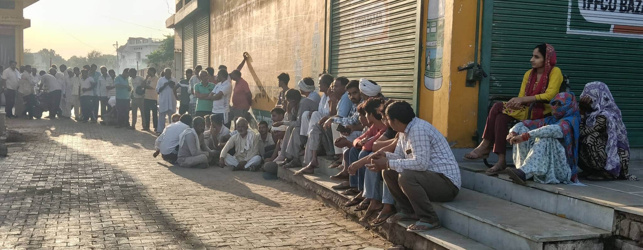 ढिगावामंडी के इफको ई-बाजार केंद्र पर डीएपी खाद लेने के लिए लगी किसानों की लंबी कतार।