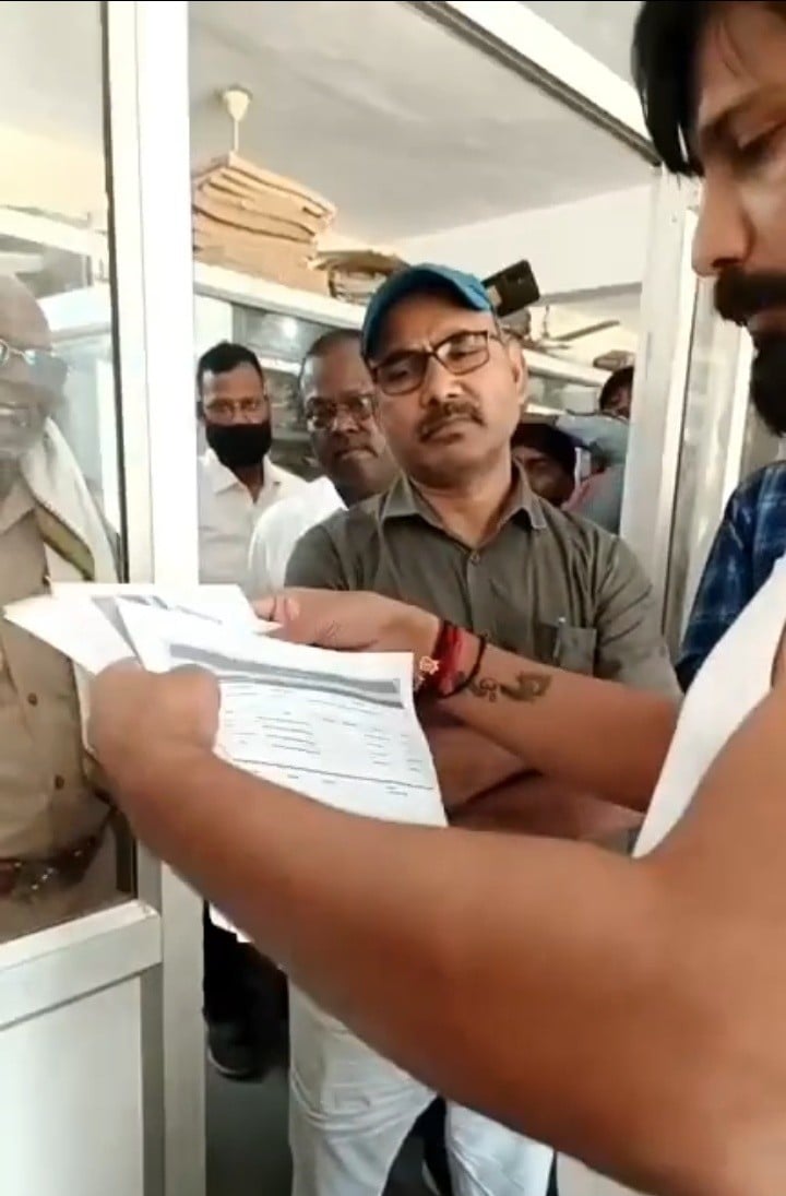 Ambedkar Nagar News: एआरटीओ कार्यालय में ट्रक मालिक ने शर्ट उतारकर किया हंगामा