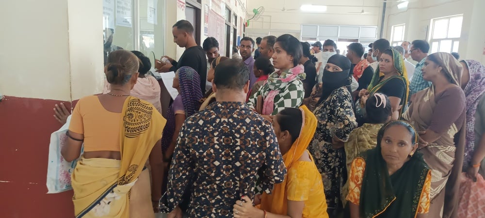 Agra News: एसएन में तीन काउंटरों के भरोसे पैथोलॉजी, ई-हॉस्पिटल के दावे सिर्फ कागजों में