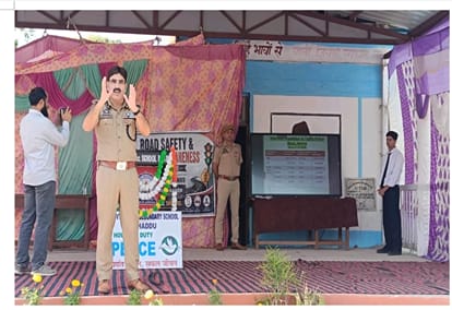 एसएसपी ट्रैफिक ने बिलावर-बसोहली में परखी यातायात व्यवस्था, विद्यार्थियों को दिए सड़क सुरक्षा के