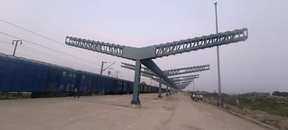 एटा स्टेशन के गुड्स प्लेटफार्म पर होता शेड का निर्माण। संवाद