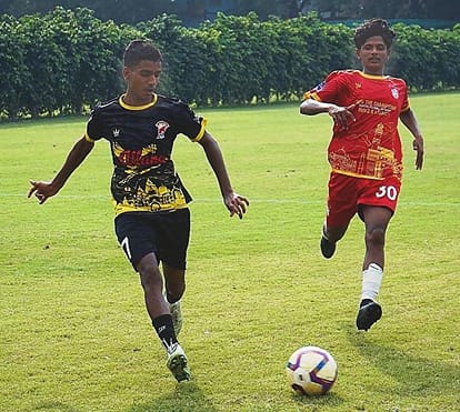 फाइनल क्वालीफायर के दौरान फुटबॉल को गोल करने के लिए ले जाता अवध म्यूटिनियर्स का खिलाड़ी। स्रोत