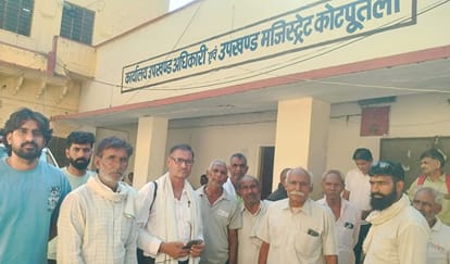 फर्जी ओबीसी प्रमाण पत्र मामले में एसडीएम को ज्ञापन सौंपते ग्रामीण।