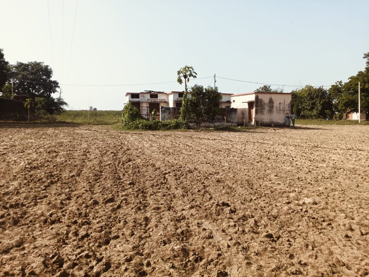 Jalaun News: उपकेंद्र पहुंचना मुश्किल, 100 मीटर का रास्ता 18 साल से कच्चा
