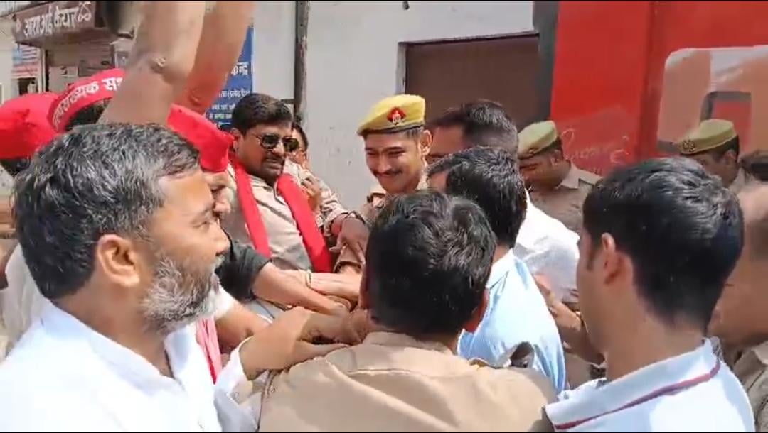 Hamirpur News: सपाइयों से पुलिस ने छीना पुतला, जमकर हुई नारेबाजी