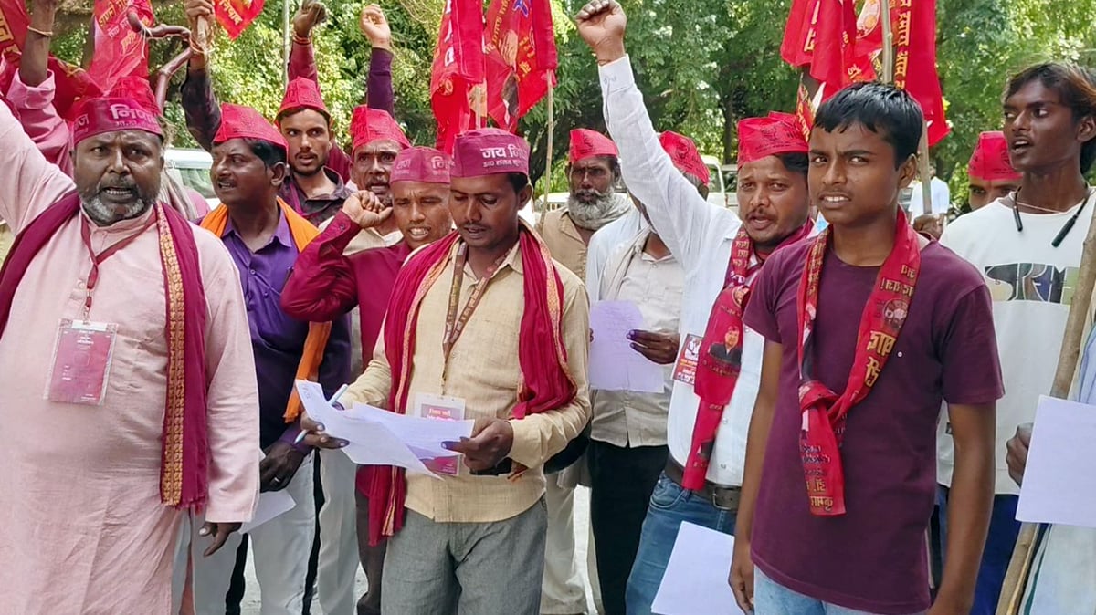 Mahoba News: आपत्तिजनक टिप्पणी से भड़के कार्यकर्ता, कलक्ट्रेट में प्रदर्शन