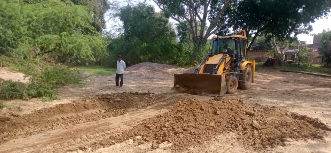 Etawah News: जिम्मेदारों की टूटी नींद, सिरसीकलां में बनने लगी सड़क