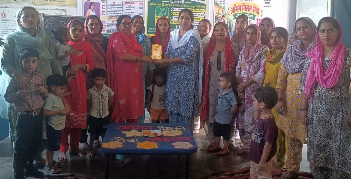 फोटो 07जेएनडी02-पोषण अभियान का समापन पर आंगनबाड़ी वर्कर बबीता को सम्मानित करते हुए अध्यापिका रा