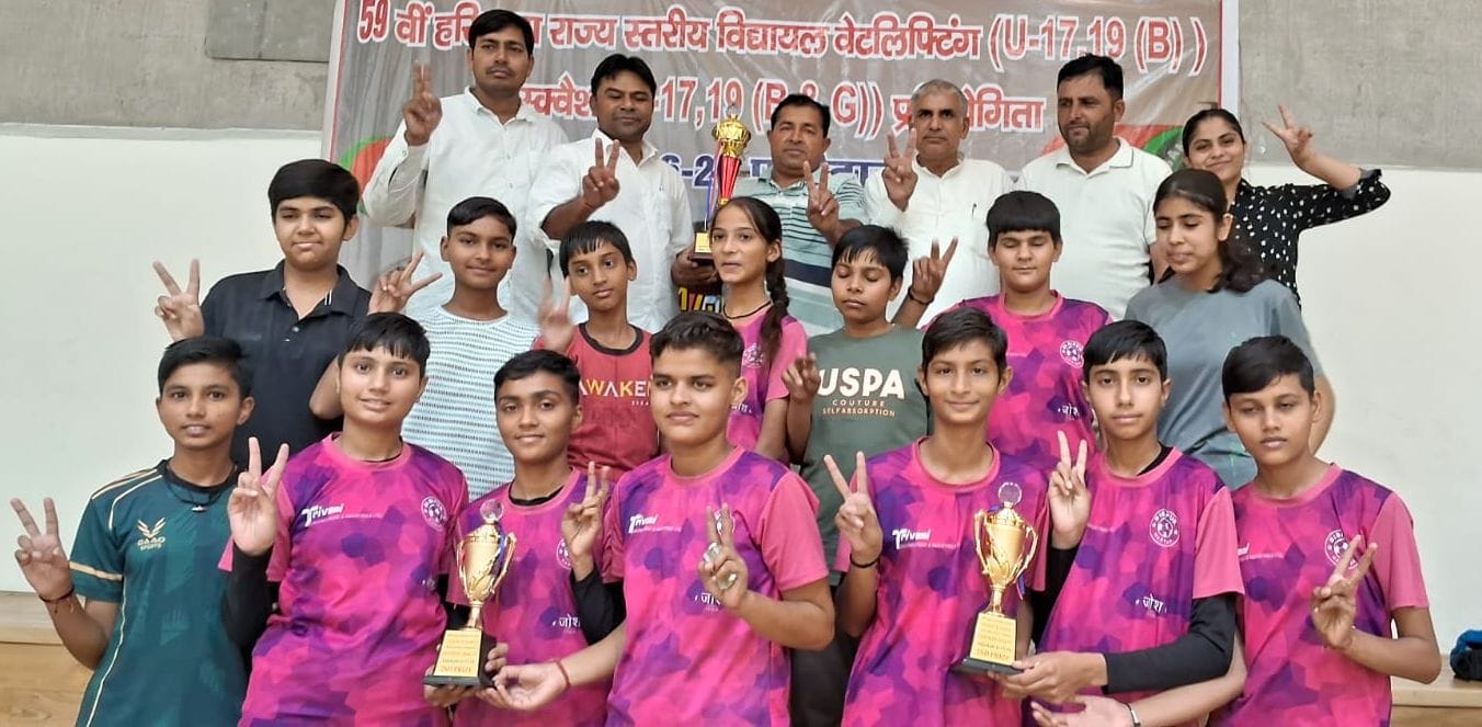 फोटो 07जेएनडी03-राज्य स्तरीय विद्यालय स्क्वैश प्रतियोगिता में बेहतर प्रदर्शन करने वाली टीम अपने