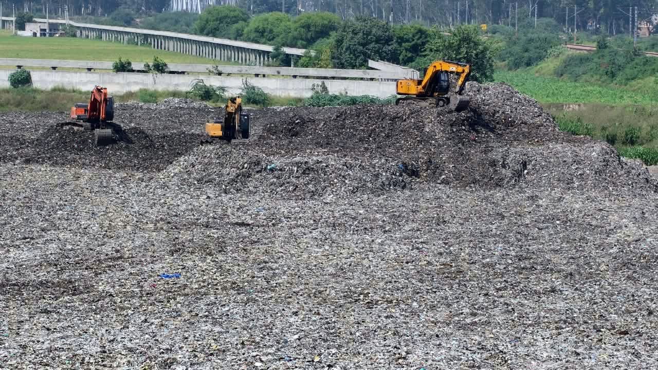 फोटो 07जेएनडी06-पुराने हांसी रोड पर डंपिंग साइट पर चल रहा निस्तारण कार्य। संवाद