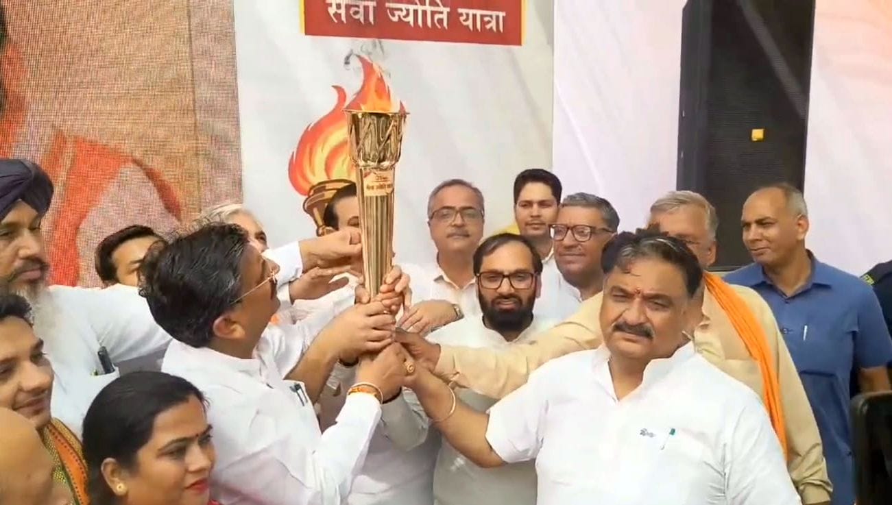 फोटो 07जेएनडी10-सेवा संकल्प अभियान के तहत ज्योति जलाते हुए मंत्री, विधायक और पदाधिकारी। संवाद