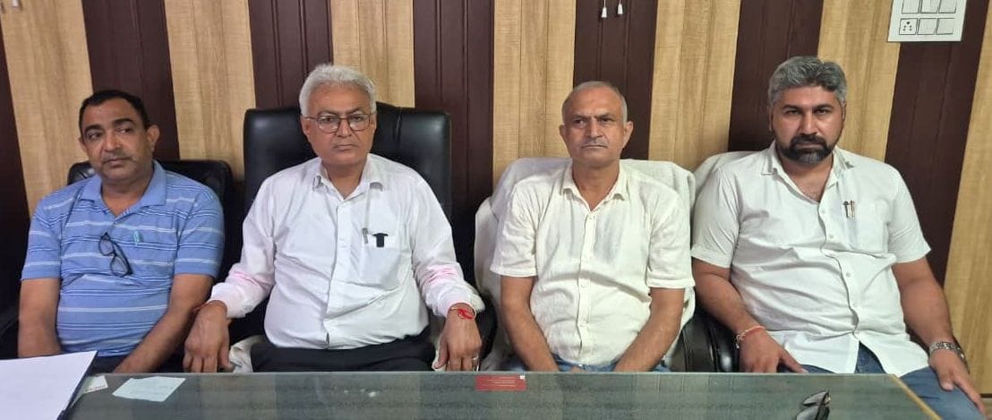 फोटो 07जेएनडी13-जिला बार में पत्रकारों से बातचीत करते हुए हेडहॉक कमेटी सदस्य। संवाद