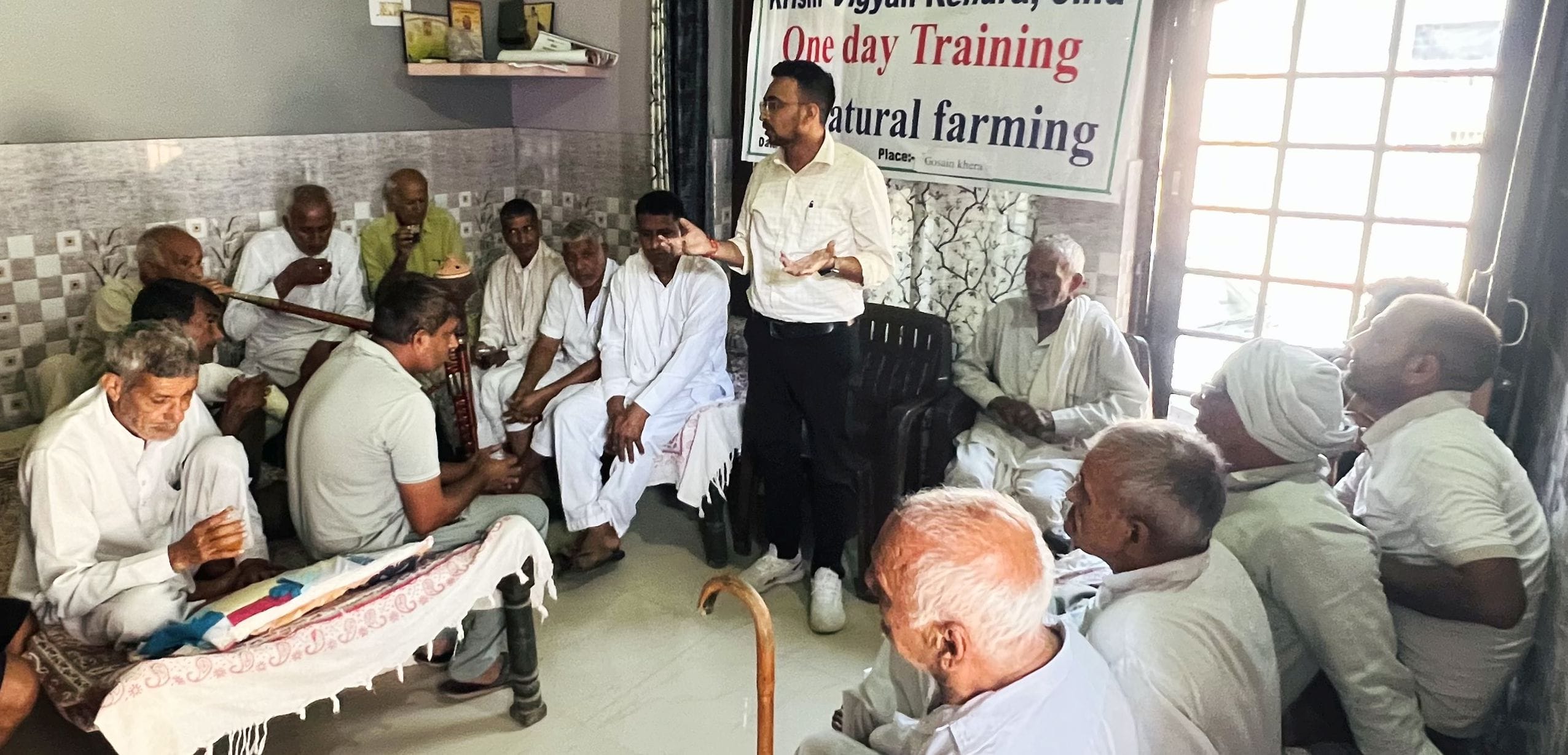 फोटो 07जेएनडी15-गोसाईं खेड़ा में प्राकृतिक खेती पर लगे शिविर में किसानों को जानकारी देते हुए ड