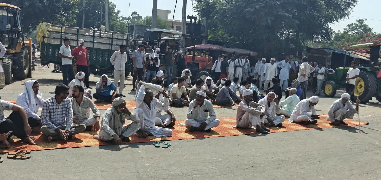 फोटो 07जेएनडी18-अलेवा मुख्य चौंक  पर जींद-असंध मार्ग पर जाम लगाते किसान। स्रोत किसान