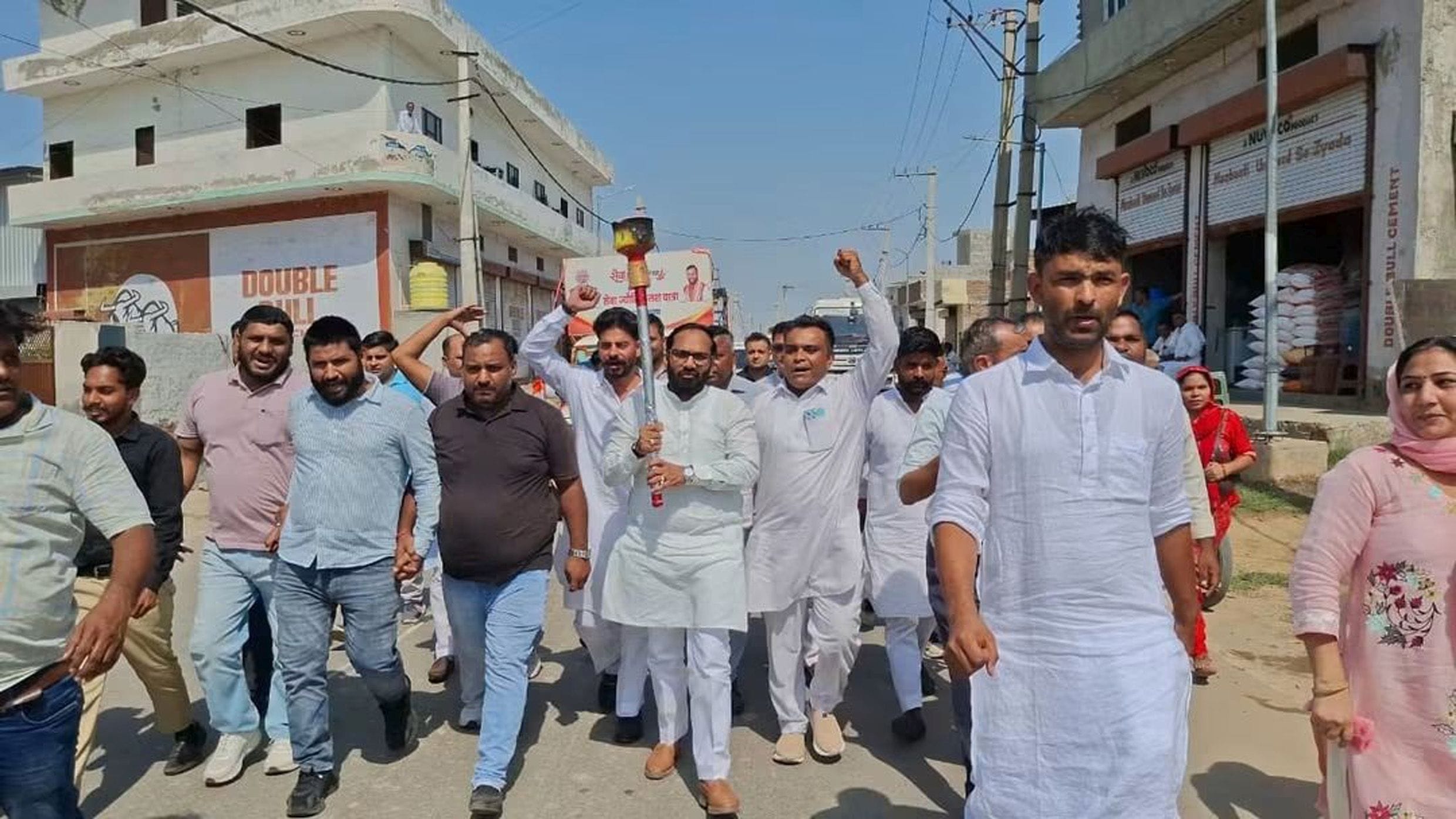 फोटो 07जेएनडी31-सेवा ज्योति यात्रा निकालते हुए विधायक देवेंद्र चतरभुज अत्री। स्रोत कार्यकर्ता