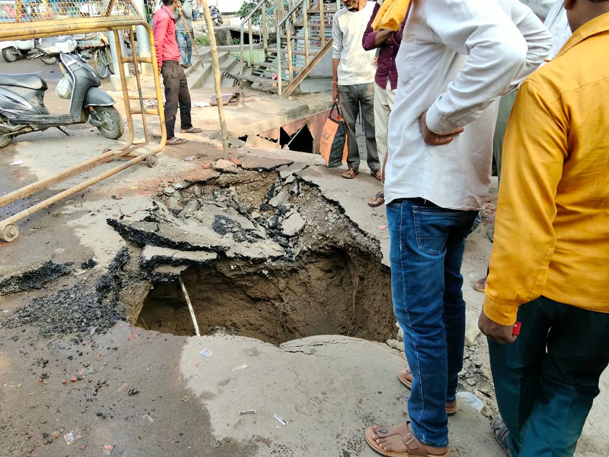 Hamirpur News: ट्रैक्टर-ट्रॉली के गुजरने से नाले की छत ढही