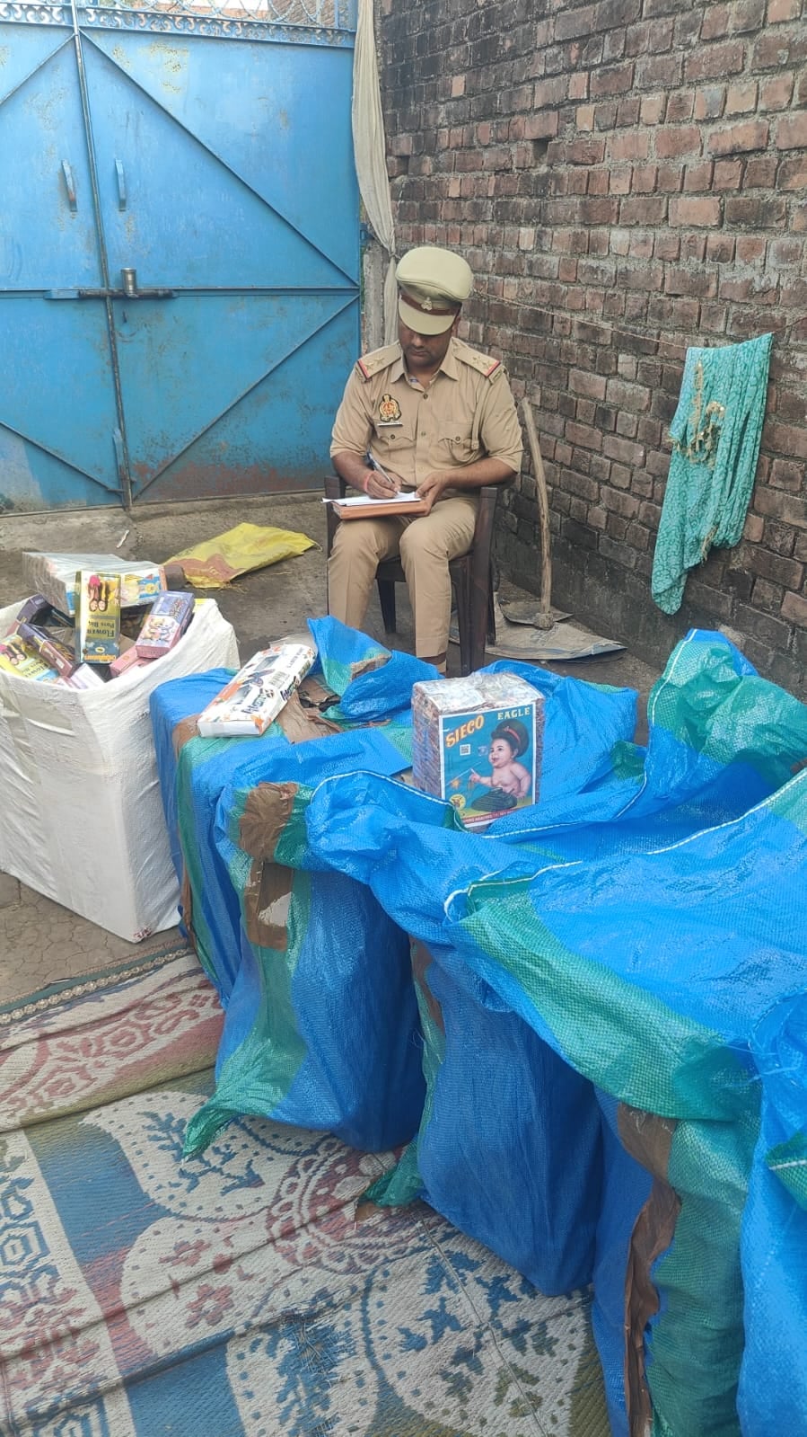 Hamirpur News: पटाखों का भारी जखीरा बरामद, व्यापारी हिरासत में