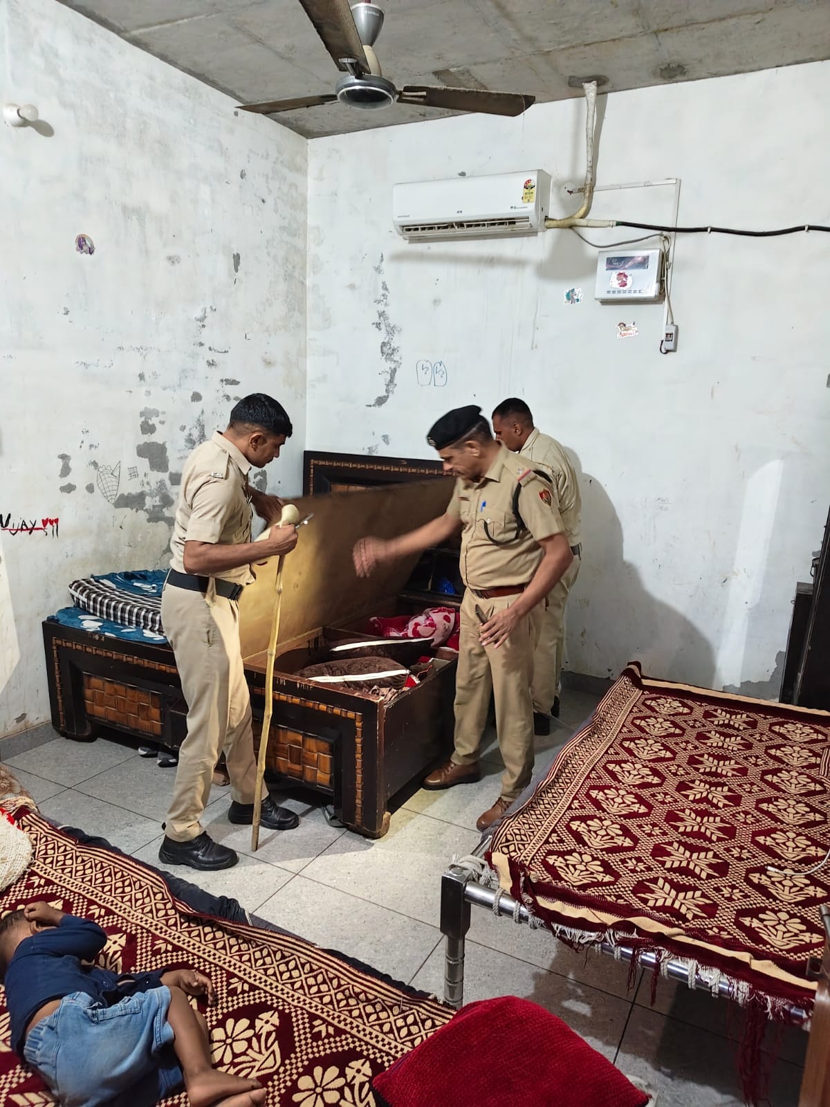 फोटो 1 नरवाना। मकान के अंदर तलाशी लेते हुए पुलिस। स्रोत पुलिस
