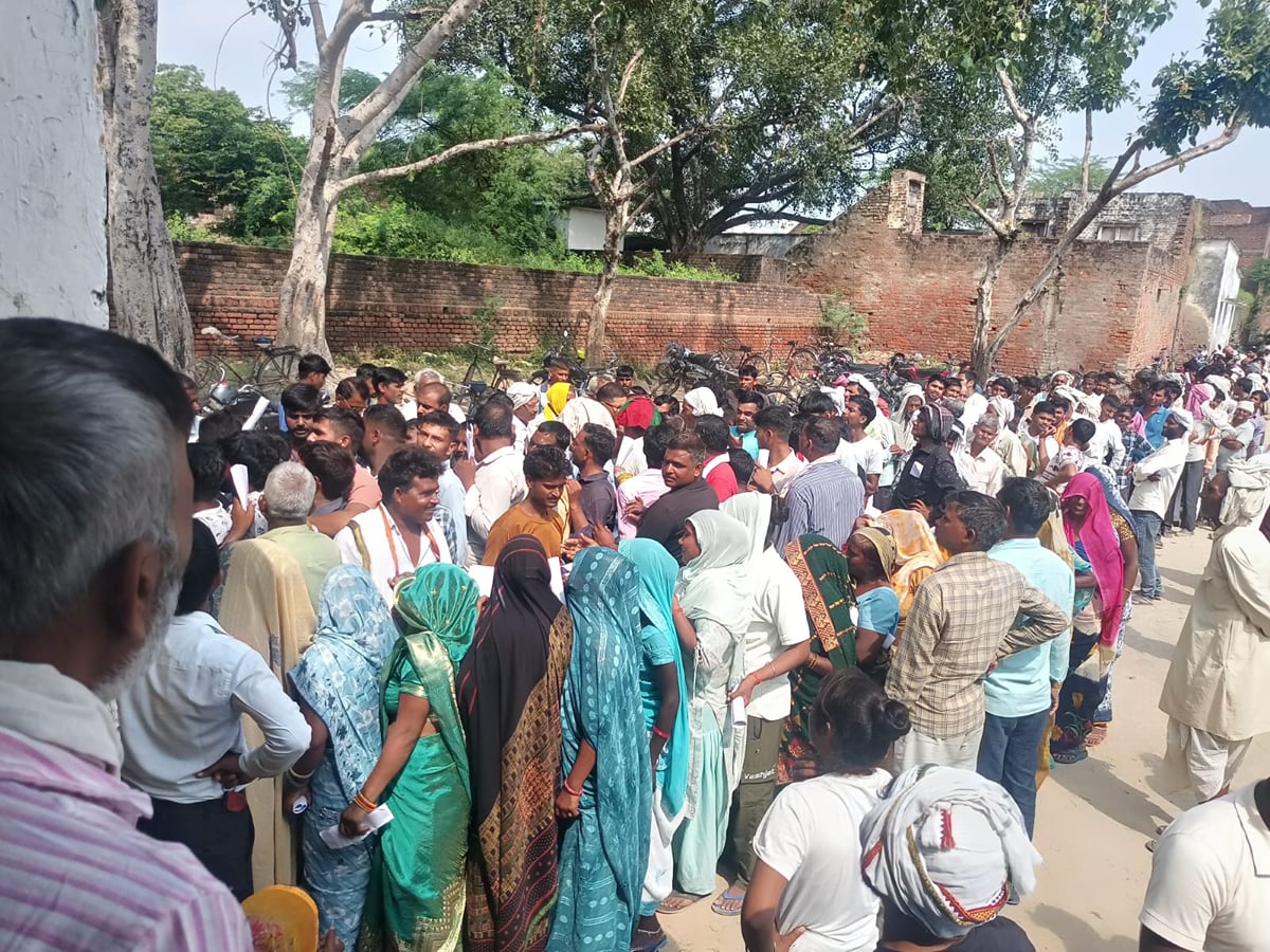 Mainpuri News: खाद के लिए उमड़ी किसानों की भीड़, हंगामा