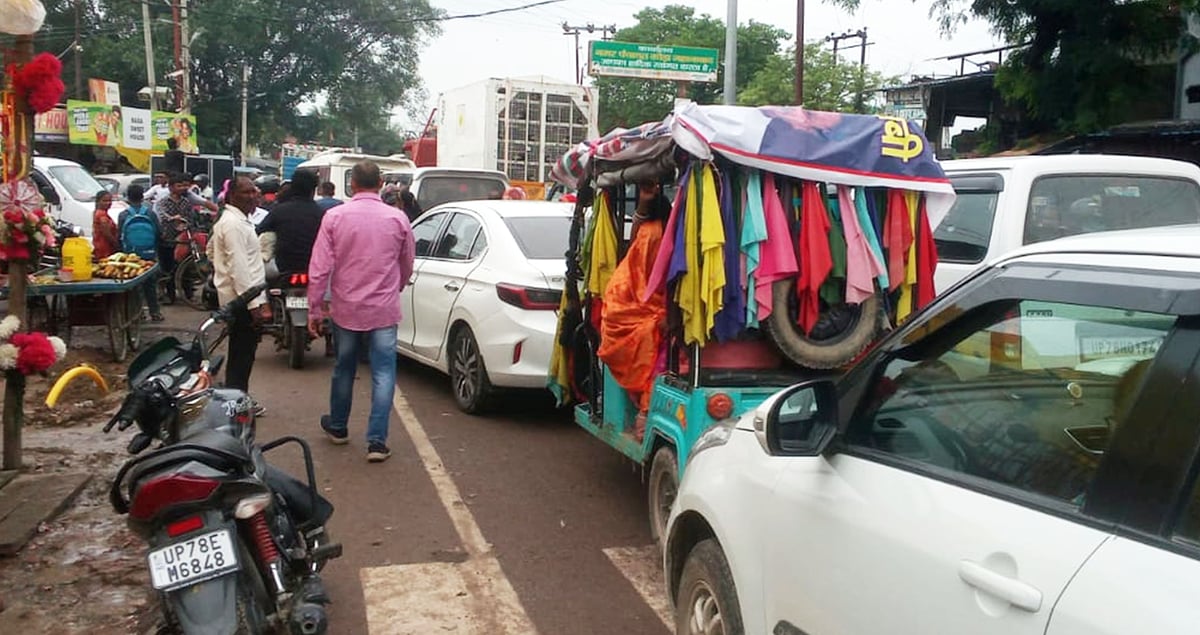Fatehpur News: ई-रिक्शों और निजी बसों से जाम, राहगीर परेशान