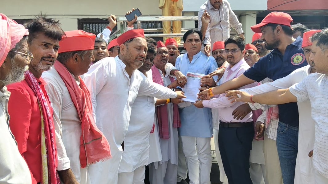 Agra News: मुख्य चुनाव आयुक्त को हटाने की मांग पर सपाइयों का पैदल मार्च, प्रदर्शन