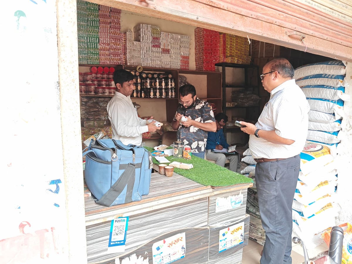 Mainpuri News: खाद्य सुरक्षा टीम ने साबूदाना, मूंगफली दाना और सिंघाड़ा आटा के लिए नमूने