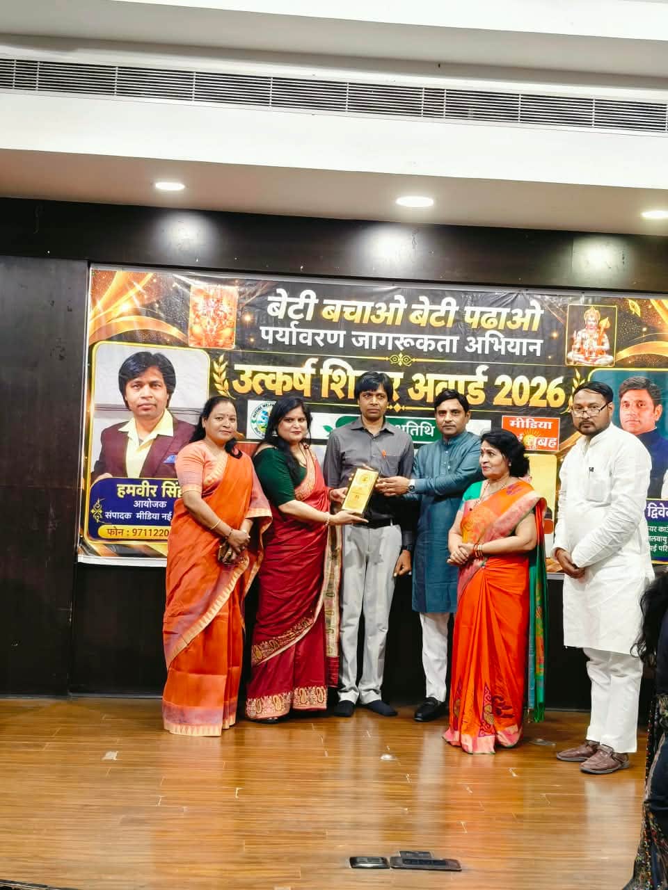 फोटो 53 - दिल्ली में दिव्या शर्मा को सम्मानित करते अतिथि। स्रोत : स्वयं
