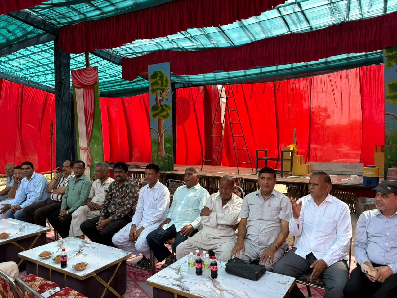फोटो 6 नरवाना। जानकारी देते हुए केंद्र सदस्य। संस्था।