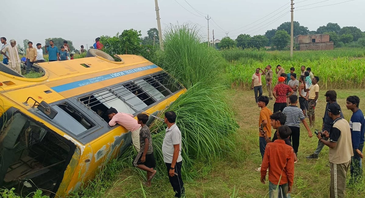 Fatehpur News: ट्रैक्टर को साइड देने में खंती में पलटी स्कूल बस, 11 बच्चे घायल
