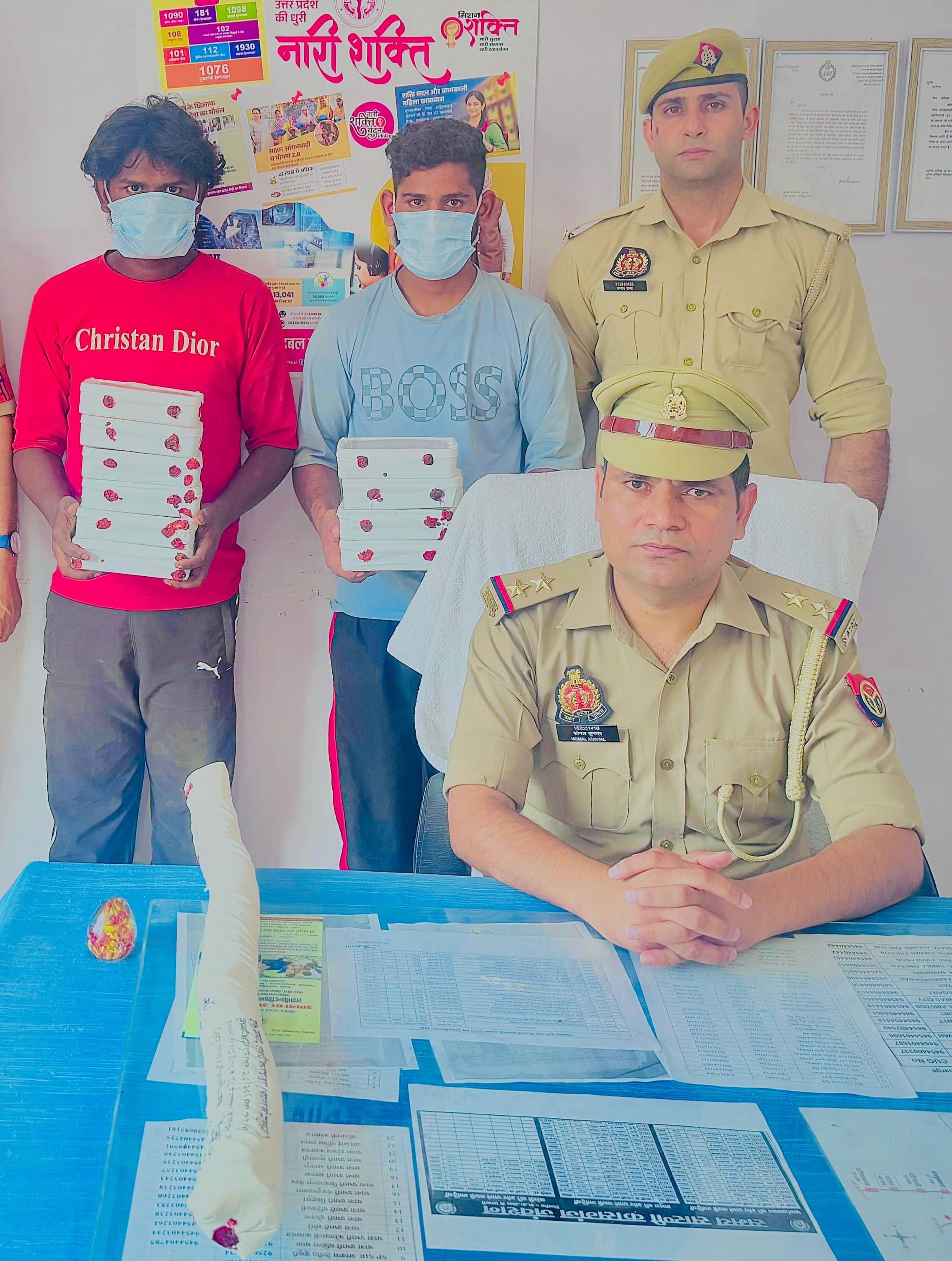 फोटो07कासगज जीआरपी पुलिस ने गिरफ्तार किए मोबाइल चोरी के आरोपी। स्रोत:जीआरपी।