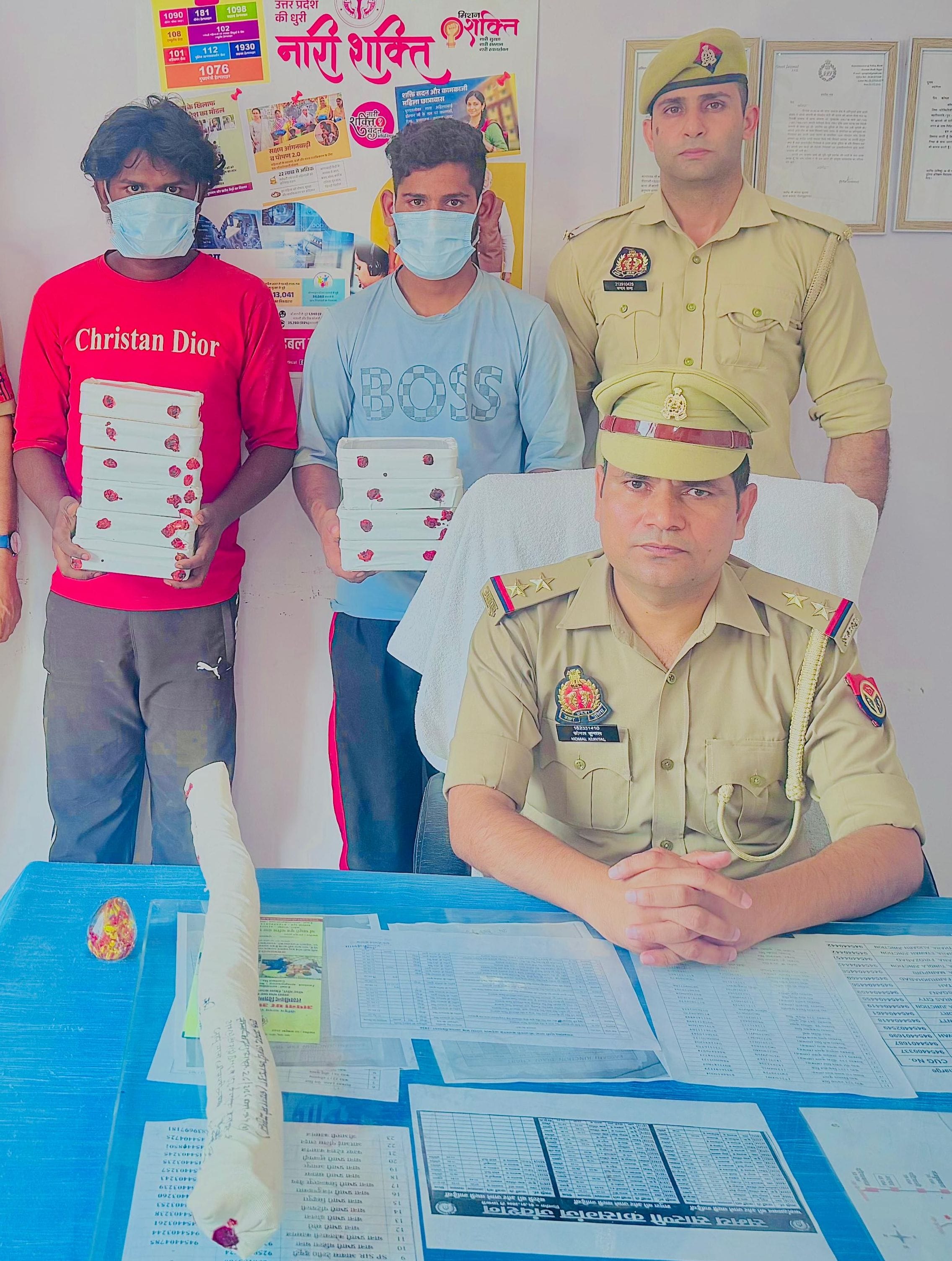 फोटो07कासगज जीआरपी पुलिस ने गिरफ्तार किए मोबाइल चोरी के आरोपी। स्रोत:जीआरपी।