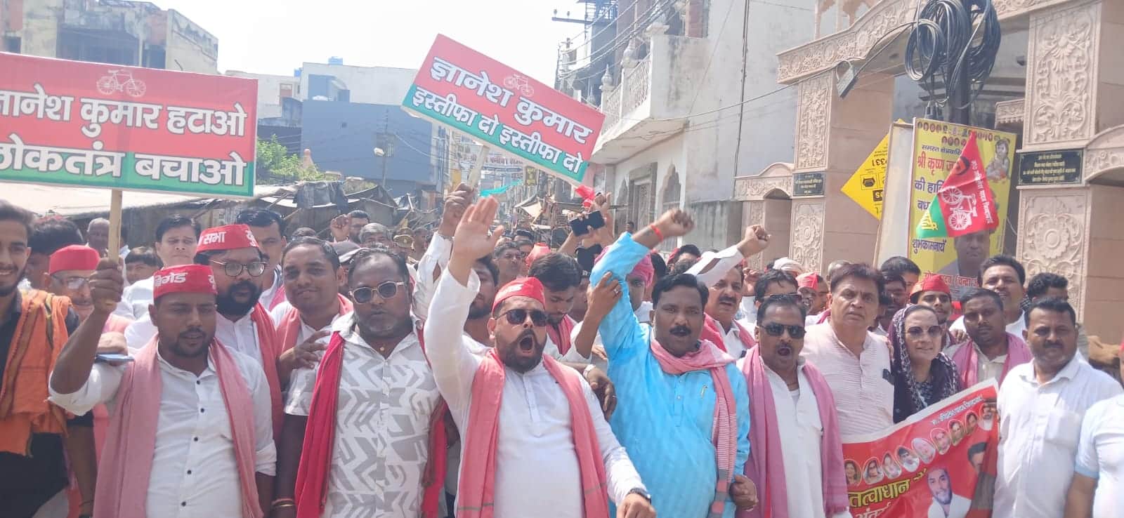 फोटो25कासगंज में नारेबाजी कर  प्रदर्शन करते समाजवादी पार्टी पदाधिकारी व कार्यकर्ता । संवाद