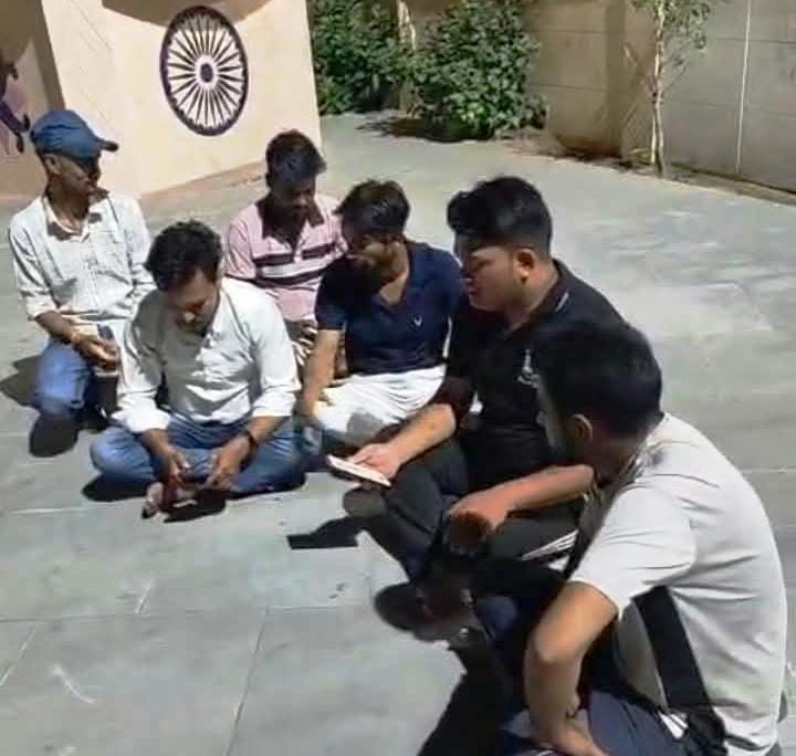 फोटो57सोरों गेट आंबेडकर पार्क पर धरना देते भीम आर्मी पदाधिकारी व कार्यकर्ता ।स्रोत: वीडियो ग