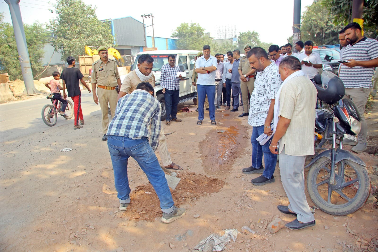 गाजियाबाद में चल रही लोक निर्माण विभाग की निर्माणाधीन परियोजनाओं की प्रगति एवं गुणवत्ता का जायज