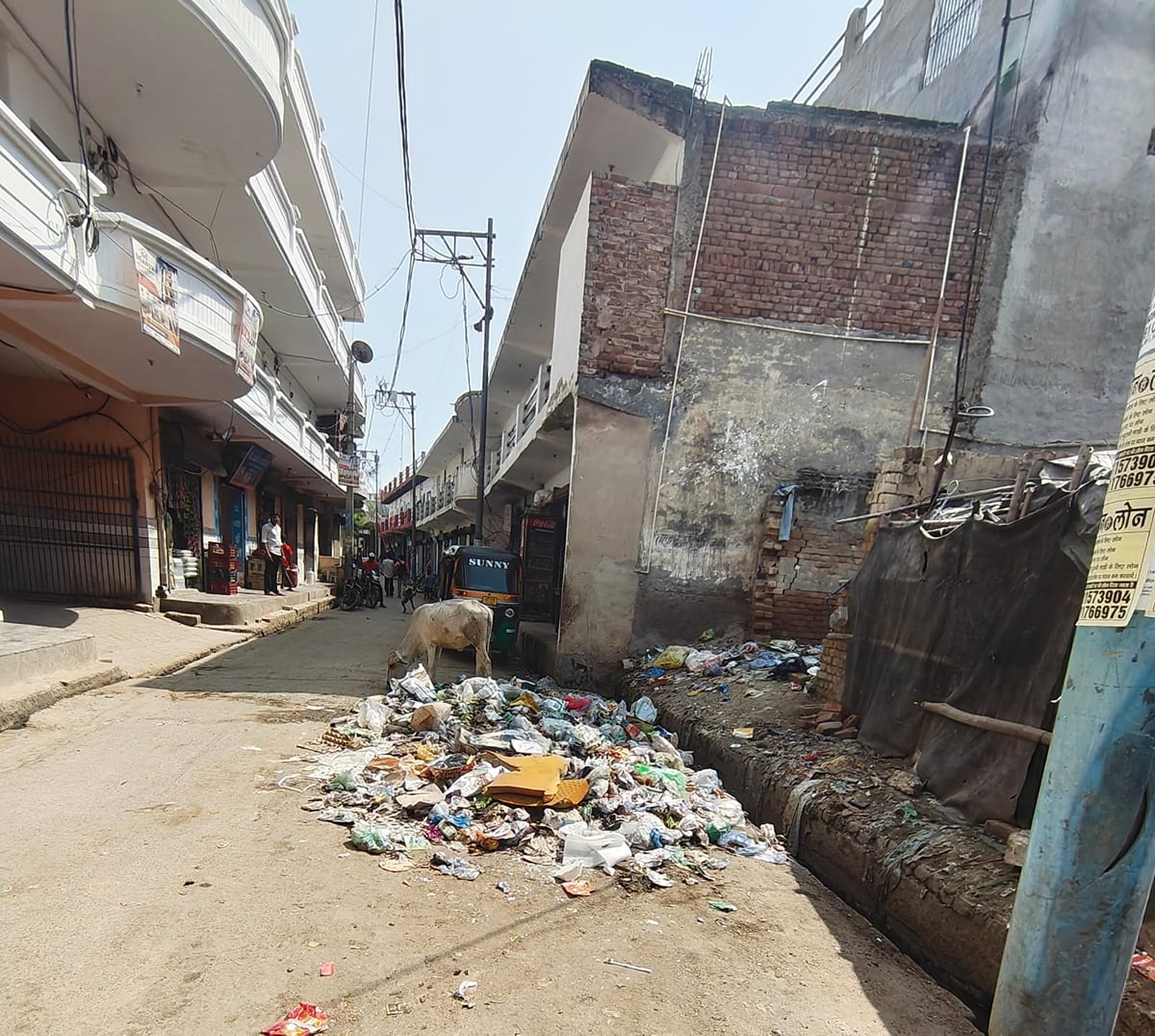 Noida News: तुगलपुर मुख्य मार्ग पर कूड़े का ढेर